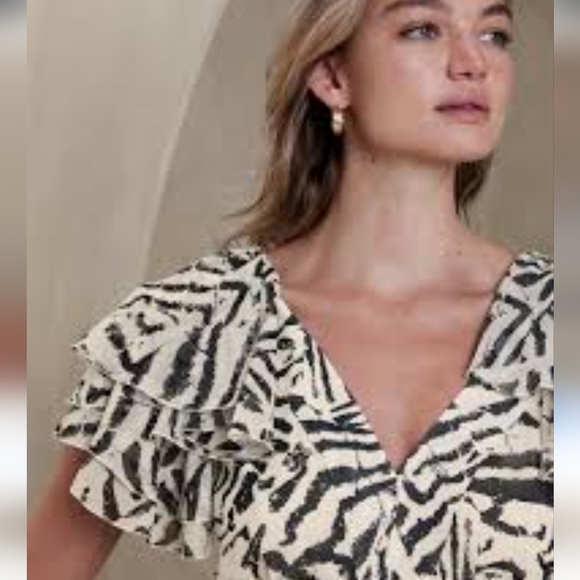 BANANA REPUBLIC Ruffle Sleeve Abstract Zebra Print Blouse. Ivory/black. 4 NWT - Picture 2 of 15